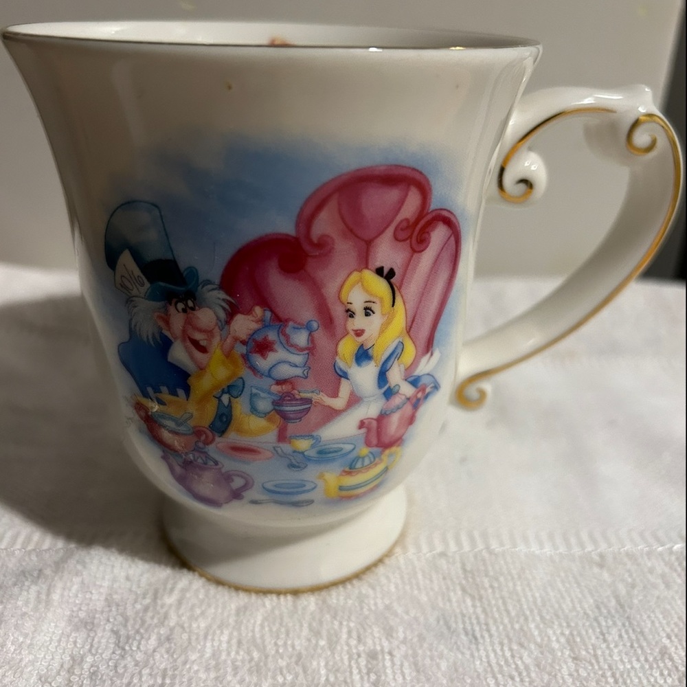 DISNEY ALICE IN WONDERLAND CUP AUTHENTIC VINTAGE